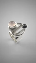 Bague 1 1, argent poli , construction soudé, quartz rose et oeil de cha resultat