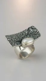 Bague 16 3, argent poli, réticulé, oxidé, construction soudé et perle resultat