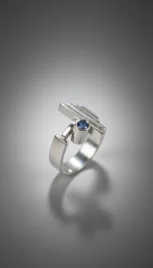 Bague 3 2, argent poli, construction soudé et saphir resultat