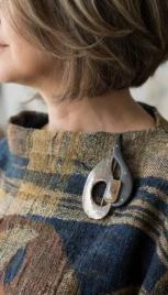 Broche 10 5, argent poli, mokumé gane, bois d'ébène et agathe resultat