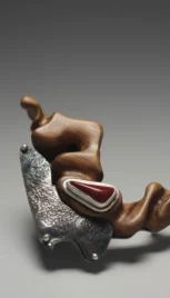 Broche 14 3, argent réticulé, argent poli, bois d'olivier et jaspa sanguin resultat