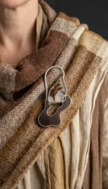 Broche 2 4, argent poli, bois d'ébène et agathe resultat