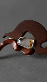 Broche 22 2, argent poli, bois de palissandre, de padouk et agathe resultat