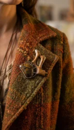 Broche 26 2, argent poli, bois de lacewood et saintpetersite resultat