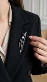 Broche 7 3, argent poli, bois d'ébène et opale resultat