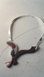 Collier, argent, bois de palissandre, d'olivier, d'amarante et d'ébène poli resultat