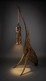 Lampe girafe 3, frêne et cerisier teint et brûlée, 150x80cm