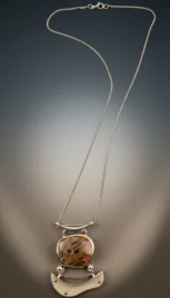 Pendentif 1 1, argent poli, os sculpté et saintpetersite resultat