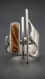 Bague en argent poli, avec un jaspe paysage