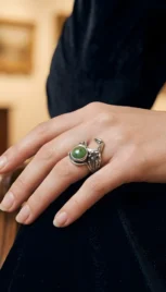 Bague en argent poli, fusionné et oxidé, avec du jade