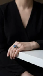 Bague en argent poli, fusionné et oxidé, avec un lapis lasuli