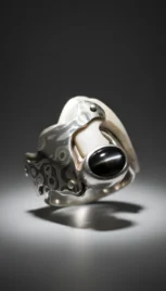 Bague en argent poli, mokumé gane, os sculpté, avec un oeil de chat