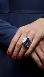 Bague en argent poli, os sculpté, avec un lapis lasuli