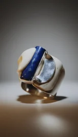 Bague en argent poli, os sculpté, avec un lapis lasuli