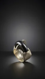 Bague en argent satiné, avec une hématite