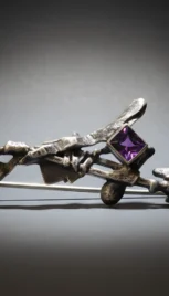 Broche en argent fusionné et oxidé, avec une améthiste