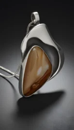 Pendentif en argent poli et oxidé, avec un jaspe paysage