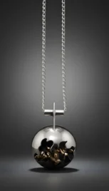 Pendentif en argent poli et oxidé et laiton fusionné